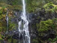 Beim Poço do Bacalhau mit Wasserfall - Insel Flores